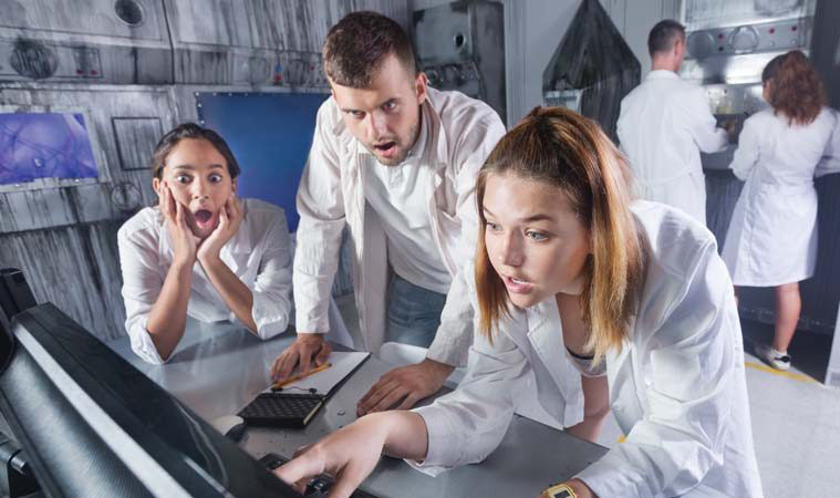 Equipo resolviendo retos en un escape room de marca