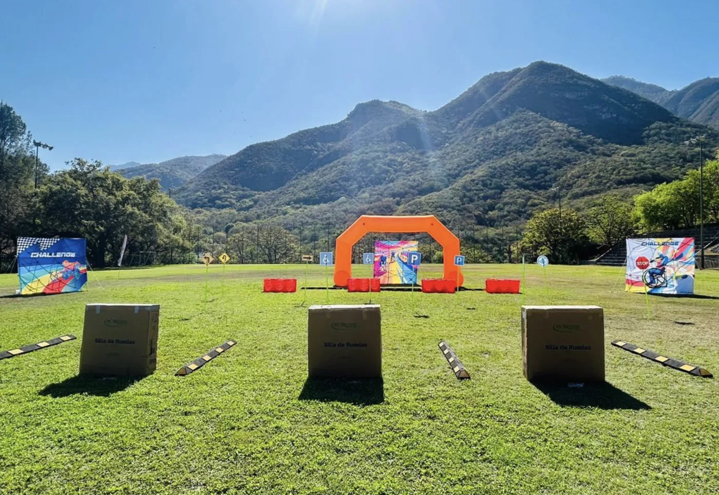Circuito del reto de sillas de ruedas de TEAMS montado al aire libre con la Sierra Madre de Monterrey de fondo